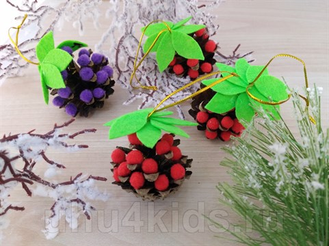 Веселые подвески на елку в виде лесных ягод изготовим из шишек и цветных помпонов.